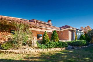 Chalet in Urbanización La Moraleja. Espectacular chalet independiente en la moraleja