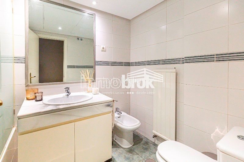 Foto be96668b-79d9-4755-921a-9134e53fb410. Lloguer àtic amb calefacció aparcament piscina a La Moraleja