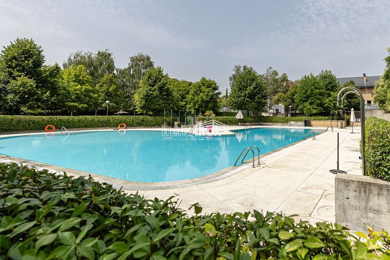 Foto 53b58a25-55ed-43c3-90f0-8f21e5f8be3f. Casa aparellada amb aparcament piscina a Encinar de los Reyes La Moraleja