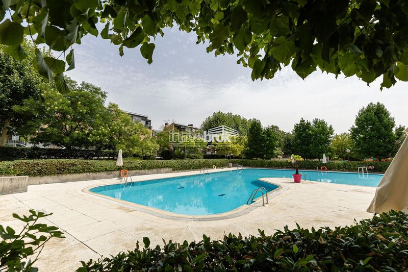 Foto 7069fb02-b63b-456c-9abe-95f5a9d1d94d. Casa aparellada amb aparcament piscina a Encinar de los Reyes La Moraleja
