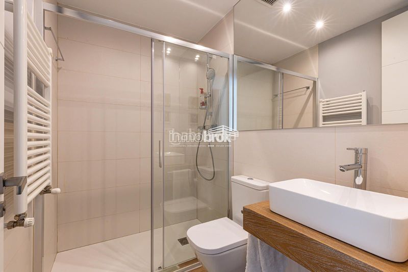 Foto 9358f4b7-6426-48c5-a686-8cedb74bbc37. Casa aparellada amb aparcament piscina a Encinar de los Reyes La Moraleja