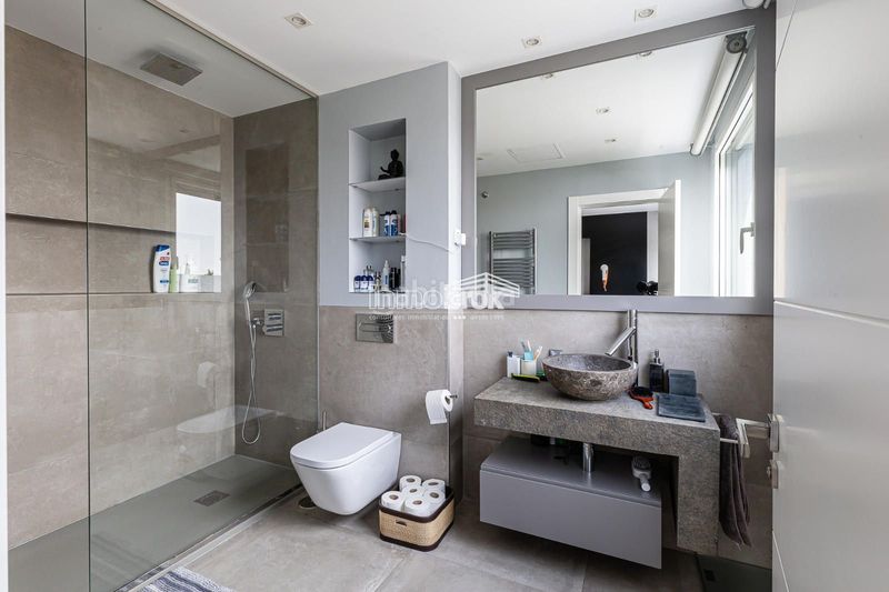 Foto a2353985-1ffe-43a2-8f56-1efadb36d295. Casa aparellada amb aparcament piscina a Encinar de los Reyes La Moraleja