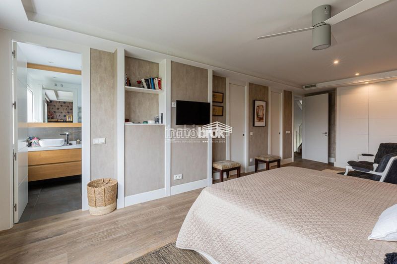 Foto c610e654-54da-4626-8fed-4d6581df6178. Casa aparellada amb aparcament piscina a Encinar de los Reyes La Moraleja