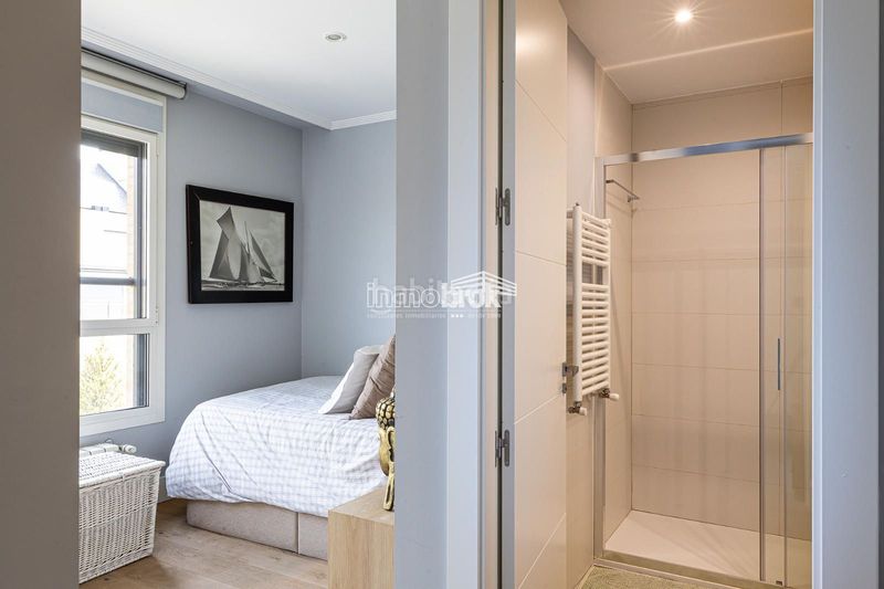 Foto caf681ed-1599-49d8-a84f-19fb60f36bcc. Casa aparellada amb aparcament piscina a Encinar de los Reyes La Moraleja