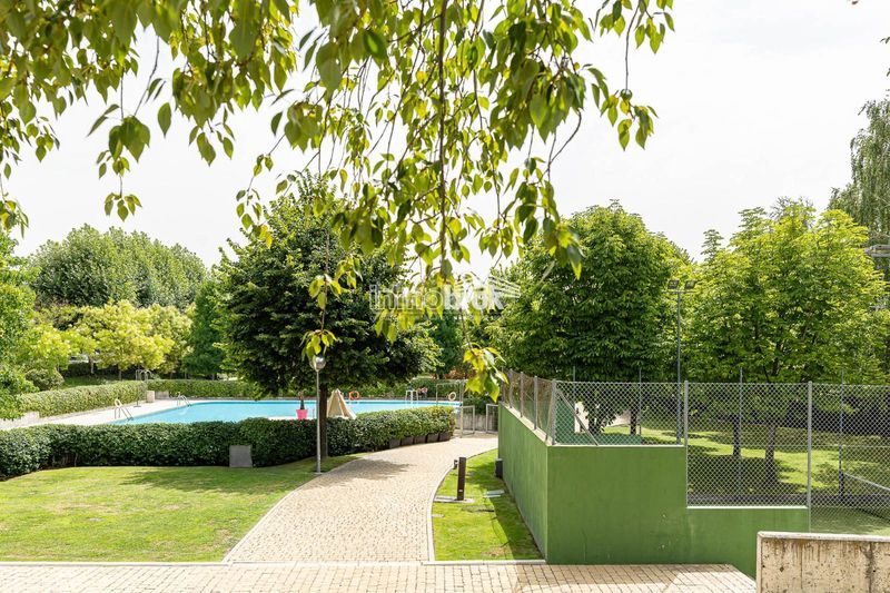 Foto f11b11c3-6886-46b8-9914-d4c7ecf65437. Casa aparellada amb aparcament piscina a Encinar de los Reyes La Moraleja
