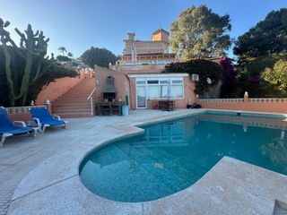 Chalet à Pueblo Español-Coveta Fumá. 2 viviendas, 2 salones, 2 cocinas, 5 dormitorios, 5 baños, pisci