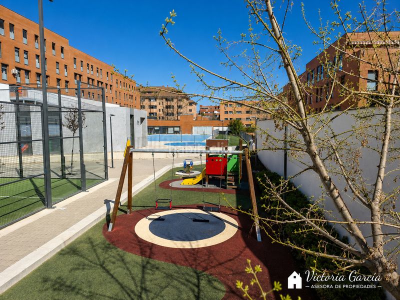 Foto 0a22f59e-51ee-4611-9fd8-1dd5e3064ec9. Planta baja bajo con dos patios, piscina salina, trastero y dos plazas de garaje en Miramadrid en Paracuellos de Jarama