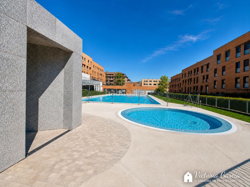 Foto d14351ca-a3a2-4a84-8e8b-794cc1a8773d. Planta baja bajo con dos patios, piscina salina, trastero y dos plazas de garaje en Miramadrid en Paracuellos de Jarama