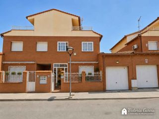 Chalet à Magán. Chalet con dormitorio en planta baja, buardilla y gran potencial