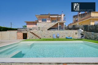 House  Carrer carrer casanovas. Chalet llac del cigne