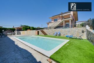Casa  Carrer carrer casanovas. Chalet llac del cigne