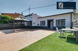 Casa  Carrer carrer josep flores. Planta baja sarria de ter