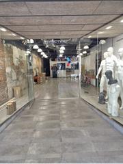 Location Local commercial  Carrer d'iscle soler. Local comercial con aparador en el centro de terrassa