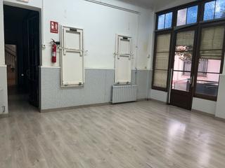 Location Édifice  Carrer del pantà. Edificio de 3 plantas en el centro de terrassa