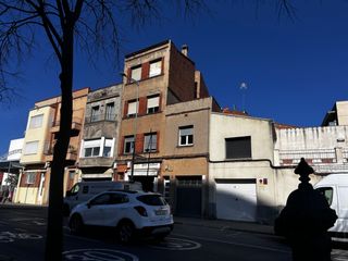 Édifice  Passeig del vint-i-dos de juliol. Dificio en venta en passeig 22 de juliol con un 7 % de rentabili