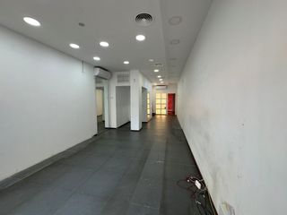 Lloguer Local Comercial  Carrer cremat. Local comercial en alquiler en pleno centro – gran visibilidad