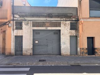 Bâtiment à usage industriel à Carrer del doctor torras i bages 153. Nave en venta en: