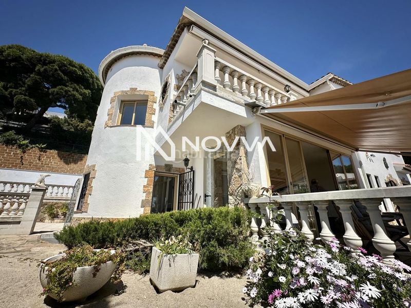 Foto 21f1680a-e656-4d7f-849a-eb75f172a225. Casa amb piscina a Canyelles Lloret de Mar