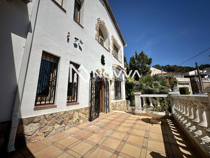 Foto bd7f46f3-2c4a-4476-bca5-313b378032fa. Casa amb piscina a Canyelles Lloret de Mar