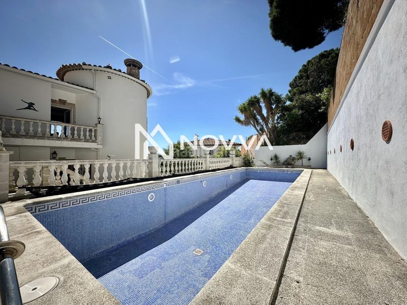 Foto cde9eda0-84b0-4c21-bc39-842cedd484d0. Casa amb piscina a Canyelles Lloret de Mar