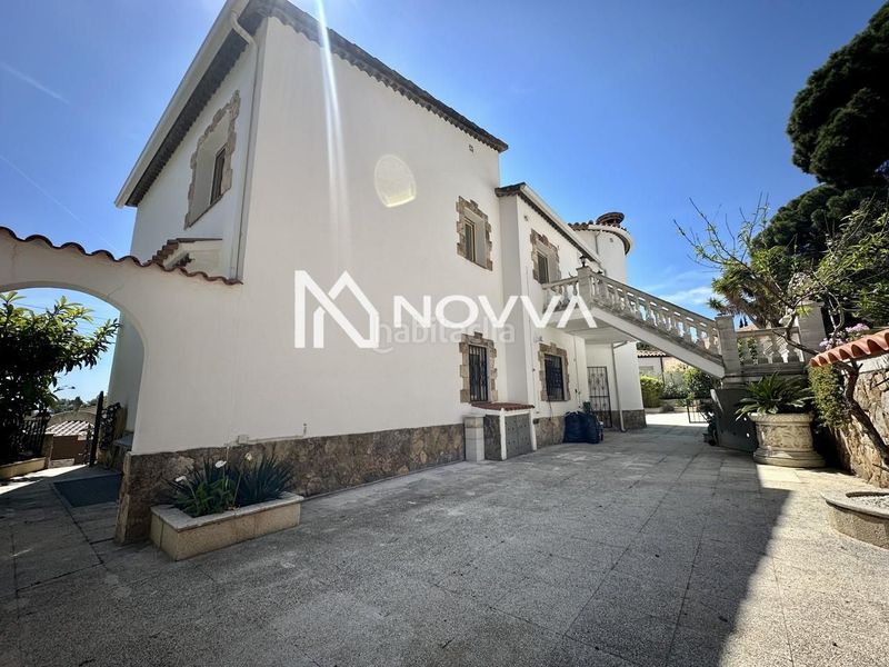 Foto ec381a68-c1b9-4684-be55-3c2b217e7e08. Casa amb piscina a Canyelles Lloret de Mar