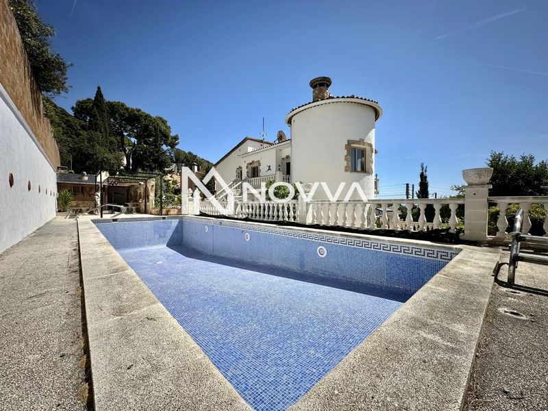 Foto ef95dc61-2637-4d6b-86f9-51a2c1325618. Casa amb piscina a Canyelles Lloret de Mar