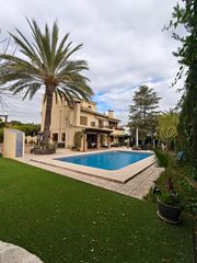 Chalet en Calle viena 5. Exclusiva villa con vistas al mar en la nucía