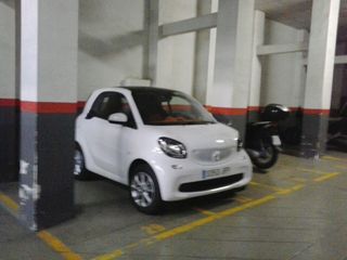 Rent Car parking in Carrer del rossell� 345. Plaza de moto grande facilisimo acceso