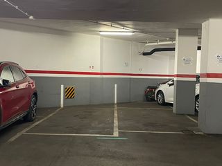 Rent Car parking in Carrer de roger de flor 166. Plaza de parking coche mediano.