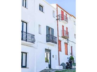 Casa  Calle narcis monturiol d'en. Casa con carácter céntrica