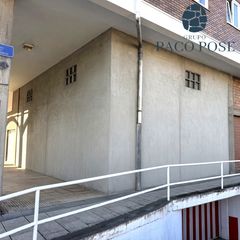 Locale commerciale in Avenida Fonteculler 23