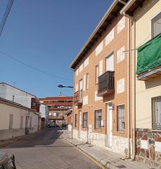 Casa adossada a Calle pozo del 5. Un chalet con amplitud, versatilidad y potencial en calle del po