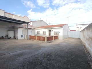 House in Cuevas-Ilustración. Amplia casa en ciempozuelos con gran patio y posibilidad de expa