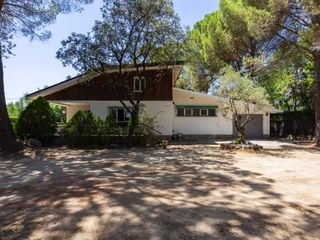 Chalet in Guadarrama. Chalet independiente en venta en guadarrama con piscina, gran pa