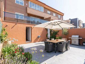 Reihenhaus  Calle de tarragona. Capital home vende en exclusiva estupendo chalet adosado del año