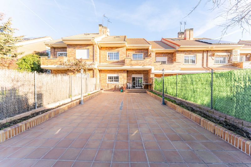 Foto 6d17f7bd-7608-40e3-8973-0c3959d8fc71. Chalet espectacular chalet adosado en la mejor zona en Arroyomolinos