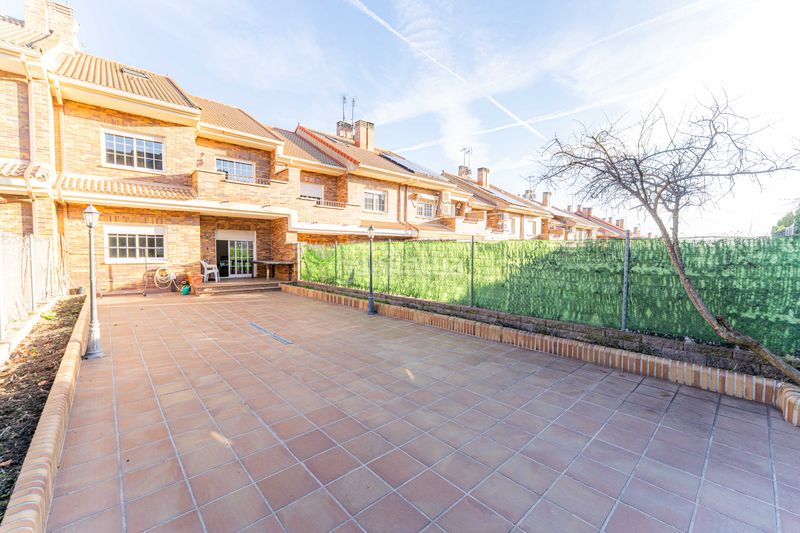 Foto a19991e7-d9ad-4729-8350-e2fecabc30c4. Chalet espectacular chalet adosado en la mejor zona en Arroyomolinos