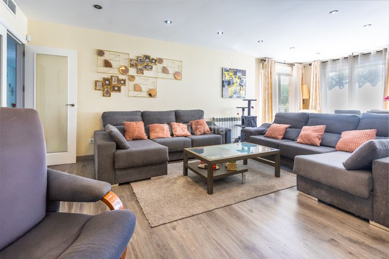 Foto 2beeeac9-56ec-49ae-a7ba-60c303a35318. Casa aparellada amb calefacció aparcament piscina a Brunete