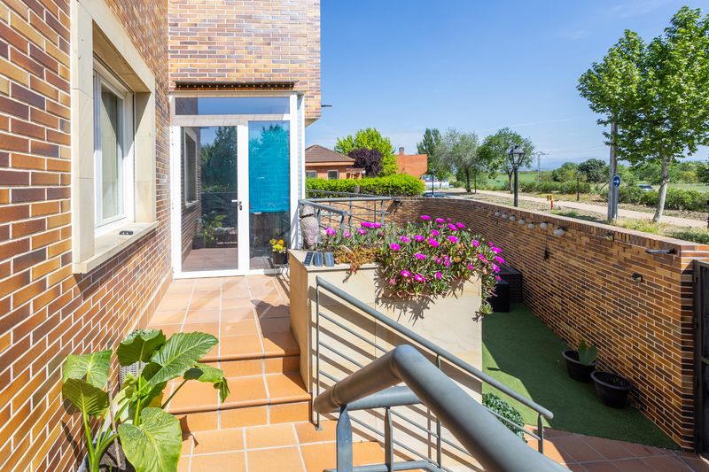 Foto 9c86d5ef-ea13-45a9-a77b-4072b2a795b2. Casa aparellada amb calefacció aparcament piscina a Brunete