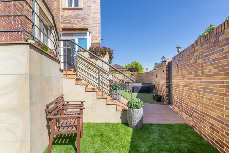 Foto f29f9626-f1b0-44c7-abfd-8f7fa87078e3. Casa aparellada amb calefacció aparcament piscina a Brunete