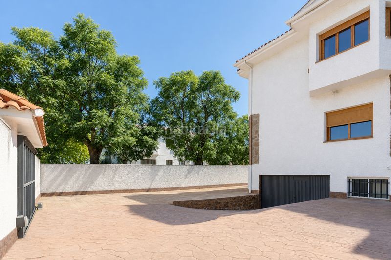 Foto beff00f9-a9b8-4809-88e7-e2a938f56da9. Casa aparellada amb calefacció aparcament a Brunete