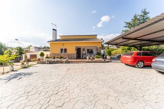 Chalet  Calle de los lanchares. " capital home vende chalet independiente reformado "
