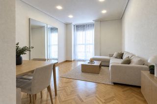 Etagenwohnung in Calle de la Grandeza Española