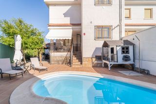 Maison jumelée à Calle del enebro 26. Chalet pareado en venta sevilla la nueva