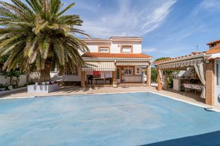 Chalet  Calle de la virgen del rocío. Capital home vende en exclusiva espectacular con piscina chalet