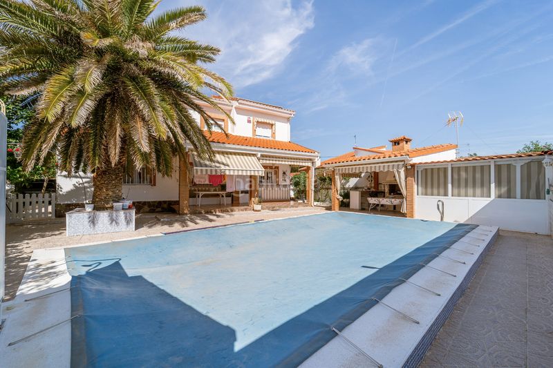 Foto f34a5a2a-dc74-4b0d-9fd6-449be8f8504d. Xalet amb xemeneia calefacció aparcament piscina a Álamo (El)