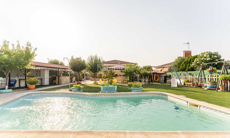 Foto c7cef869-2542-4630-8aed-8370399fedf6. Xalet amb xemeneia calefacció aparcament piscina a Calalberche
