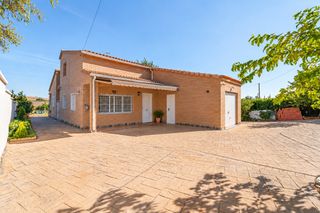 Chalet in Calle Abedul