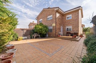 Maison jumelée  Calle del río guadalix. Capital home el álamo vende en exclusiva chalet pareado con ampl