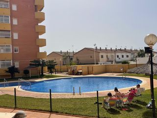 Pis a Pescadores. Piso planta baja con terraza y vistas a piscina en residencial e